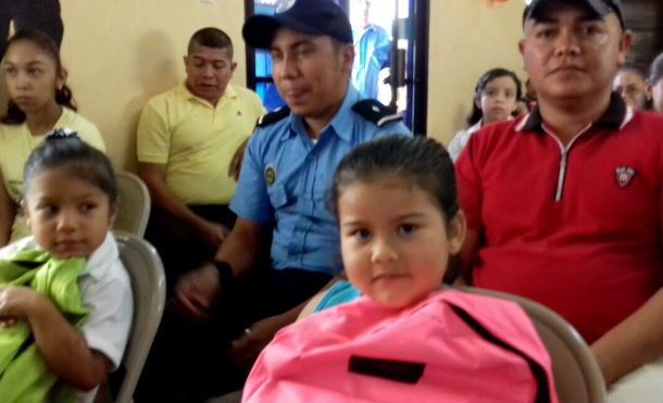 mochilas hijos policias 2