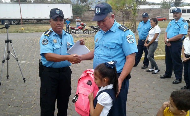 mochilas hijos policias 4