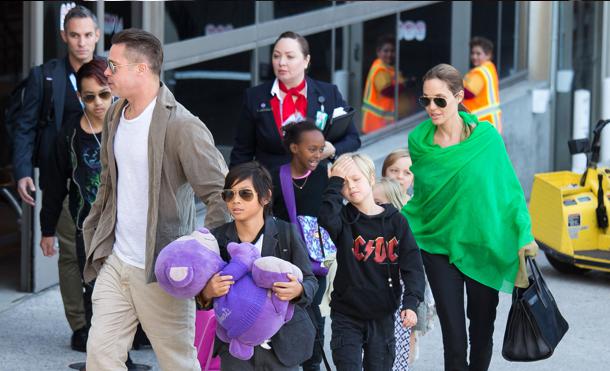 A seis meses de que Angelina Jolie y Brad Pitt anunciaran su separación, las cosas entre ambas estrellas parecen mejorar tras agrias disputas por la custodia de sus hijos y la finalización de su divorcio.