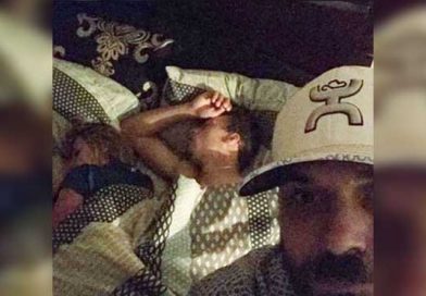 Encuentra a su novia dormida con el amante y se hizo unas selfie