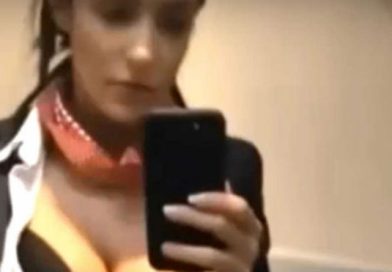 Un video circula en internet en donde se ve a una aeromosa desnudarse dentro del baño de un avión.