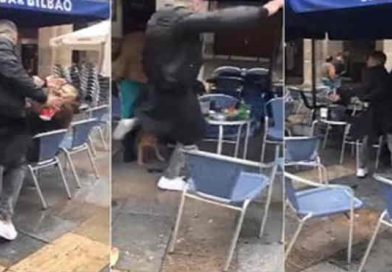 Lamentable, indignante, violenta y terrible es la agresión perpetrada por un ultra del Betis a un hombre que se encontraba sentado tranquilamente junto a su perro en una terraza ubicada en la Plaza Nueva de Bilbao.