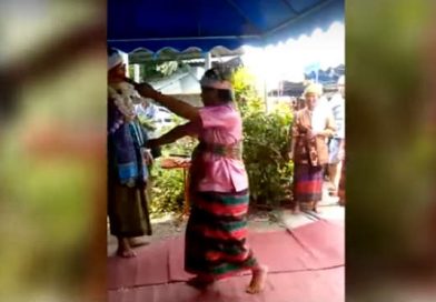 Un hombre que realizaba una danza ritual en Tailandia murió accidentalmente apuñalándose con una espada en el corazón delante de un grupo de espectadores sorprendidos.