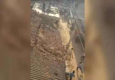 Un guardabosques se ha visto obligado a saltar desde un techo para evitar ser atacado por un leopardo en la India. Según medios locales, el leopardo se paseaba por la localidad de Kuruli en el área forestal de Kantabanji de Odisha, aterrorizando a los aldeanos a su paso.
