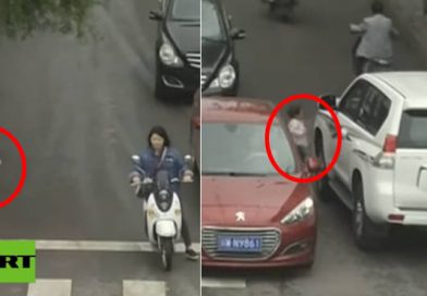 YouTube ha dejado impactados a todos los cibernautas, debido a que salió a la luz una cinta donde se puede ver como una pequeña es atropellada y dos vehículos pasan encima, tras soltarse de los brazos de su padre.
