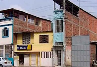 Familia vive feliz y cómodamente en casa de 1,5 metros de ancho en Ecuador. Vivienda tiene tres pisos y es visitada hasta por turistas.