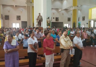 Fieles Católicos celebran a la Divina Misericordia
