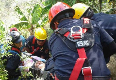 En otro momento, fueron rescatados niños que quedaron atrapados tras el derrumbe de una pared de tierra y piedra.