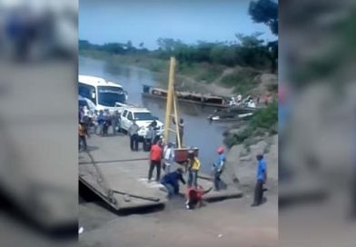 Un ferri se disponía a atracar pero uno de sus pasajeros tenía tanta prisa que no pudo esperar el medio minuto que faltaba para que la nave tocara tierra; por lo que decidió descender antes de tiempo. El hombre tropezó y cayó al suelo.