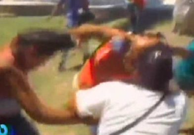 Decenas de vecinos damnificados de Piura en Perú se enfrentaron en una batalla campal, debido a que los donativos no alcanzaron para ser repartidos entre todos los necesitados.