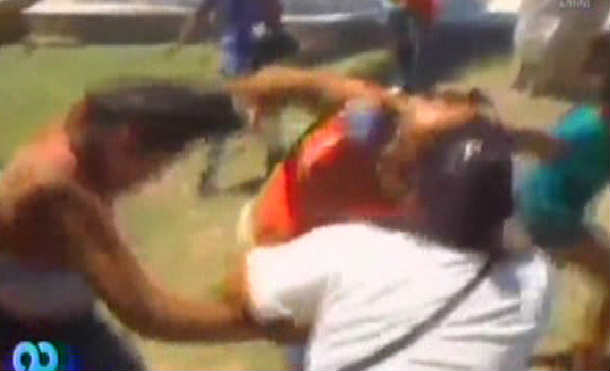 Decenas de vecinos damnificados de Piura en Perú se enfrentaron en una batalla campal, debido a que los donativos no alcanzaron para ser repartidos entre todos los necesitados.