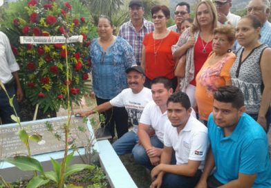 Familias, combatientes históricos y autoridades de Matagalpa, colocaron ofrendas florales en la tumba de Benjamín Linder