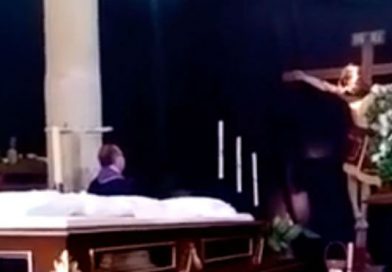 Los fieles de la red social YouTube se sorprendieron cuando vieron una grabación de un Cristo haciendo algo increíble. La escena fue registrada por uno de los asistentes a la iglesia Santa Ana.