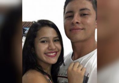 Una pareja muy enamorada decidió tomarse un romántico selfie y publicarlo en Twitter, pero se convirtieron en virales por un detalle.