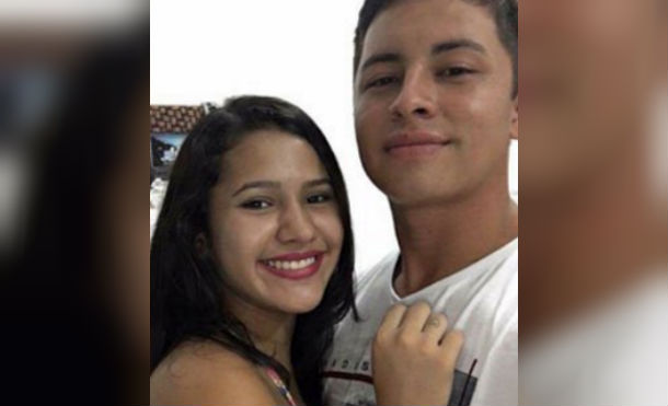 Una pareja muy enamorada decidió tomarse un romántico selfie y publicarlo en Twitter, pero se convirtieron en virales por un detalle.