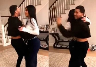La celebrity Kylie Jenner demostró en la rede social YouTube que uno de sus cursos favoritos era español, y lo demostró hablando con un amigo latino y bailando una canción de Elvis Crespo.