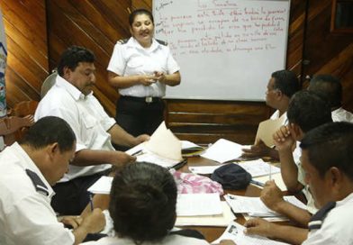 Trabajadores de la Dirección de Migración y Extranjería del Ministerio de Gobernación, son protagonistas del derecho a la educación, el cual es restituido por el Gobierno Sandinista, quien los ha incluido en un programa de educación primaria para adultos.