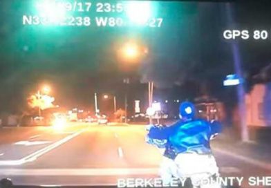 El video de una persecución policial a un motociclista, ha llamado la atención de miles de internautas, pues el hombre pensó que podría escapar de la justicia, pero todo termina con un fatal desenlace. El video con el sorprendente hecho fue publicado en YouTube.