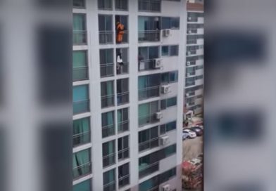 Una joven de Corea del Sur estaba a punto de saltar desde un balcón, pero incluso en una situación tan delicada un bombero consiguió mantener la calma y evitar el suicidio sin que ella se diera cuenta.