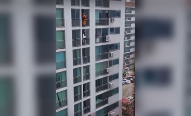Una joven de Corea del Sur estaba a punto de saltar desde un balcón, pero incluso en una situación tan delicada un bombero consiguió mantener la calma y evitar el suicidio sin que ella se diera cuenta.
