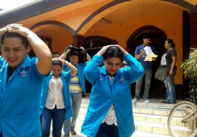 A eso de las 10 de la mañana se activaron las alarmas debido a un hipotético sismo de 7.2 grados en la escala abierta Richter a 90 km de las costas de Jiquilillo, en el municipio de El Viejo en el departamento de Chinandega.