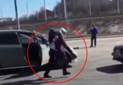 Un curioso hecho fue registrado en la ciudad de Irkutsk, en Rusia, donde una especialista en levantamiento de pesas humilló a un hombre que la ofendió. El video que muestra la dura lección que se llevó el hombre fue publicado en YouTube.