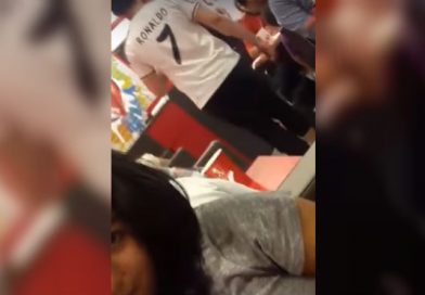 Un video circula en rede sociales, en donde supuestamente una pareja es encontrada teniendo sexo dentro de los baños de un restaurante de pollo, en un centro comercial ubicado en San Salvador, El Salvador.