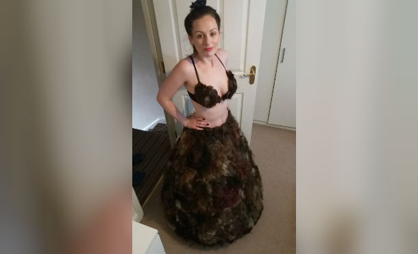 Sarah Louise Bryan es una mujer de Wakefield, Inglaterra, que ha sorprendido en Internet por su particular vestido. Ya había mostrado anteriormente su originalidad y habilidades cuando hace unos meses estrenó un vestido hecho de Skittles, pero ahora fue mucho más allá.
