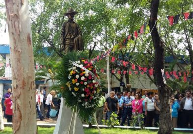 Trabajadores del MINED rinden homenaje al General Sandino en su natalicio