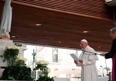 El papa Francisco llega ante Virgen de Fátima como "un obispo vestido de blanco"