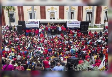 Jóvenes marchan a favor de la Constituyente de Venezuela