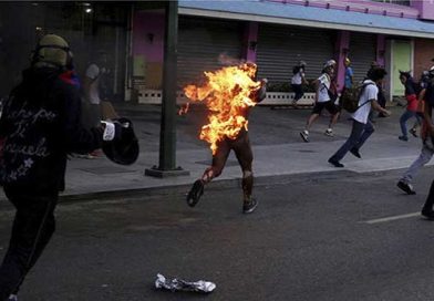 Opositores golpean y prenden fuego a un hombre en Venezuela