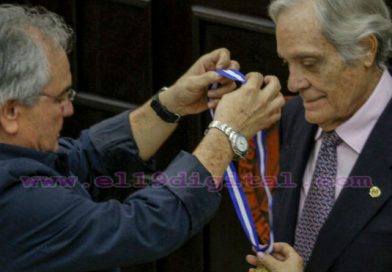 Asamblea Nacional condecora a Aldo Díaz Lacayo