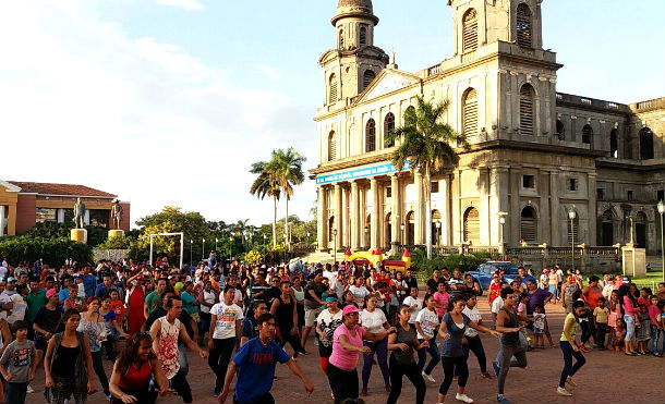 Alegría y unidad familiar en festivales desarrollados en plazas y parques de Managua
