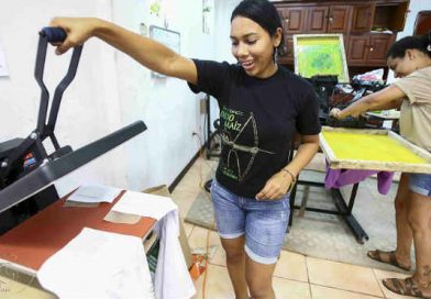 Son amigas de toda la vida, una es arquitecta y la otra diseñadora. Un viaje a El Salvador para estar presente en un evento de artes gráficas, fue fundamental para tomar el riesgo y estar al frente del Centro de Arte Waiku, el primero en su género que abre las puertas en la ciudad de Bluefields.