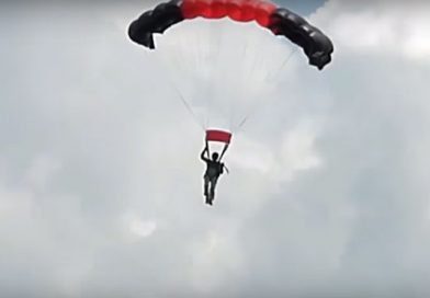 Graban el momento en que una paracaidista cae sobre un tendido eléctrico