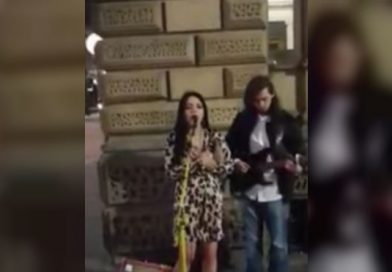 Le pidió el micrófono a un músico ambulante (lo que hizo te pondrá la piel de gallina)