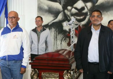 Poeta Carlos Rigby es homenajeado en el Palacio Nacional