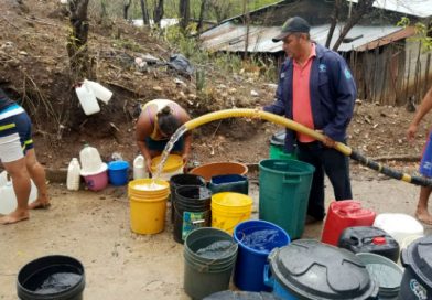 León: Enacal abastece de agua a familias de Santa Rosa del Peñón