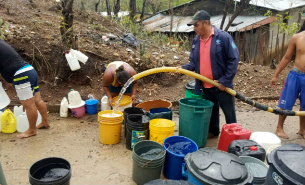 León: Enacal abastece de agua a familias de Santa Rosa del Peñón