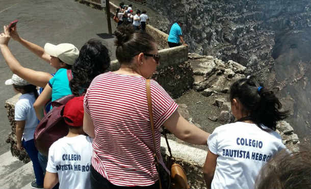 Estudiantes del Colegio Hebrón visitan el Volcán Masaya