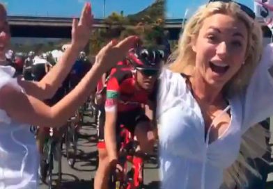 Conejita de Playboy casi provoca accidente en competencia de ciclismo por sensual baile
