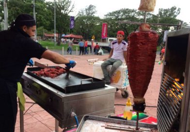 Organizan feria de comida mexicana en la Plaza 22 de Agosto