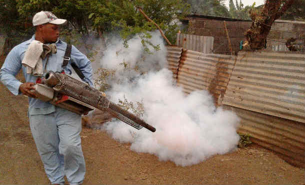 Haciendo honor a este primero de mayo, día internacional de los trabajadores las brigadas de fumigación del Ministerio de Salud (Minsa), desarrollaron la jornada fumigando en 600 casas del barrio "La Quinta" en el Distrito VI de Managua.