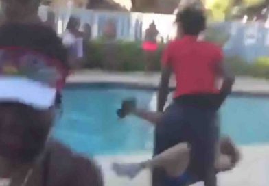 Jovenes golpean y tiran a la piscina a anciana que pidió bajaran el volumen en fiesta