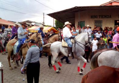 Hípicos cabalgan en La Libertad en honor a la Virgen de la Luz