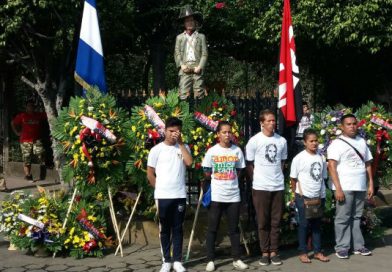 Juventud Sandinista coloca antorcha "Luz y Verdad" en busto del General Sandino en León