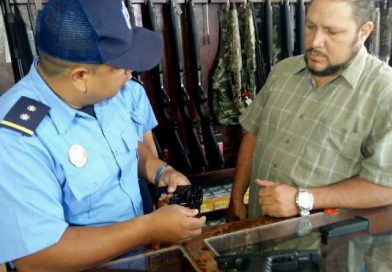 Policía Nacional realiza inspección en negocios de armas y municiones