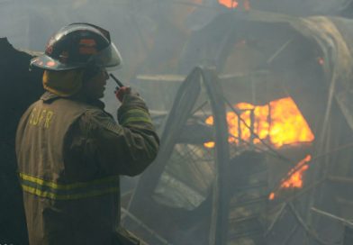 Un fuerte incendio está consumiendo varios tramos en el Mercado Oriental.