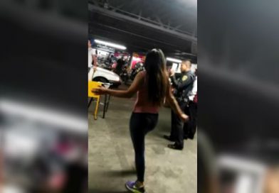 Joven borracha hace un show y golpea a personas en un mercado